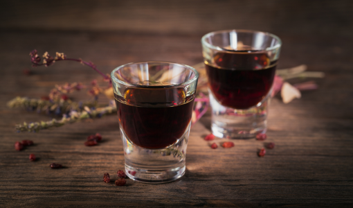 L'amaro spiegato: cos'è, come si serve, perché d'estate funziona