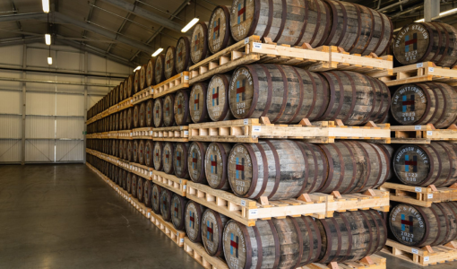 Il valore del tempo nei prodotti che scegliamo: come il legno trasforma un distillato